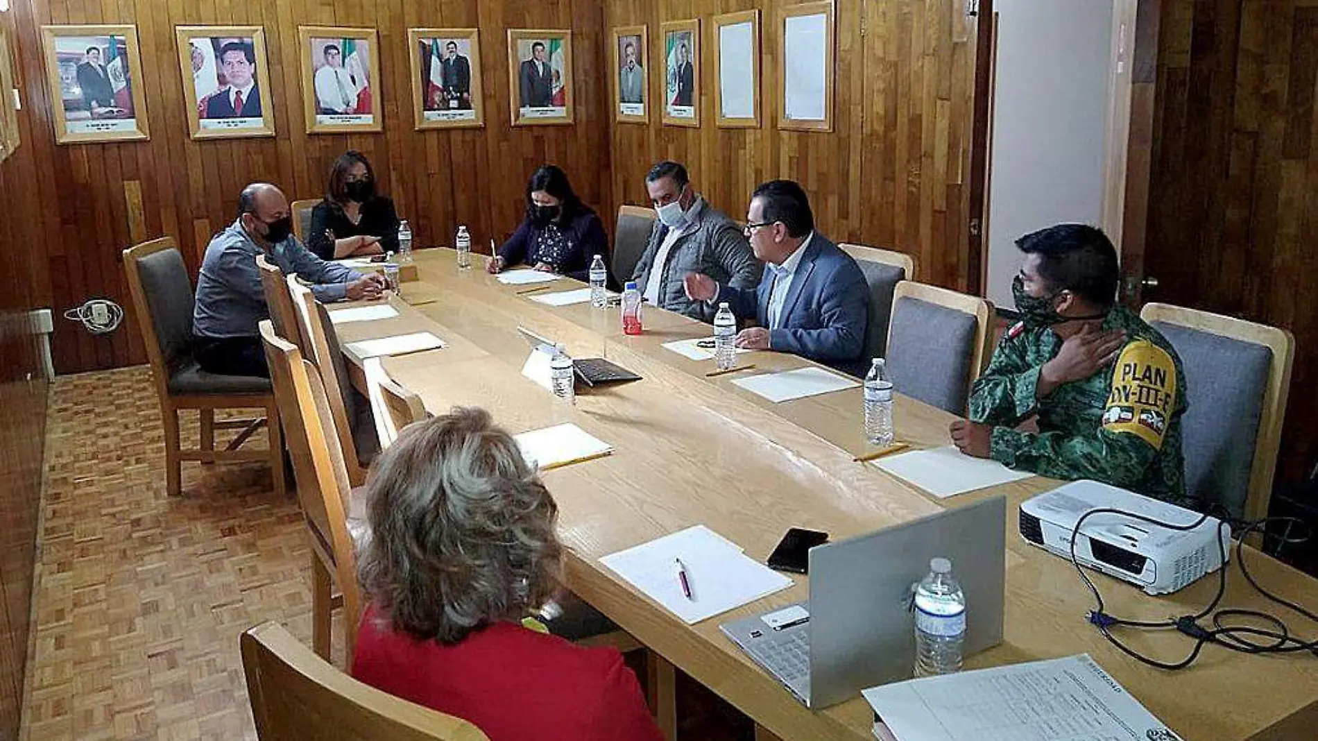 Personas en conferencia sobre delitos electorales